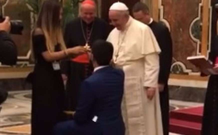 Političar zaprosio djevojku ispred Pape: Ona zanijemila od šoka
