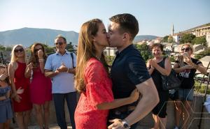 Romantika Mostara: Stigao iz Washingtona kako bi djevojku zaprosio na Starom mostu