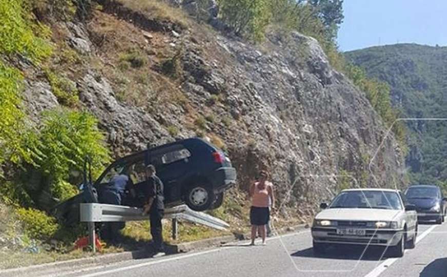 Dvije saobraćajne nesreće između Mostara i Jablanice: Jedno vozilo sletjelo s puta