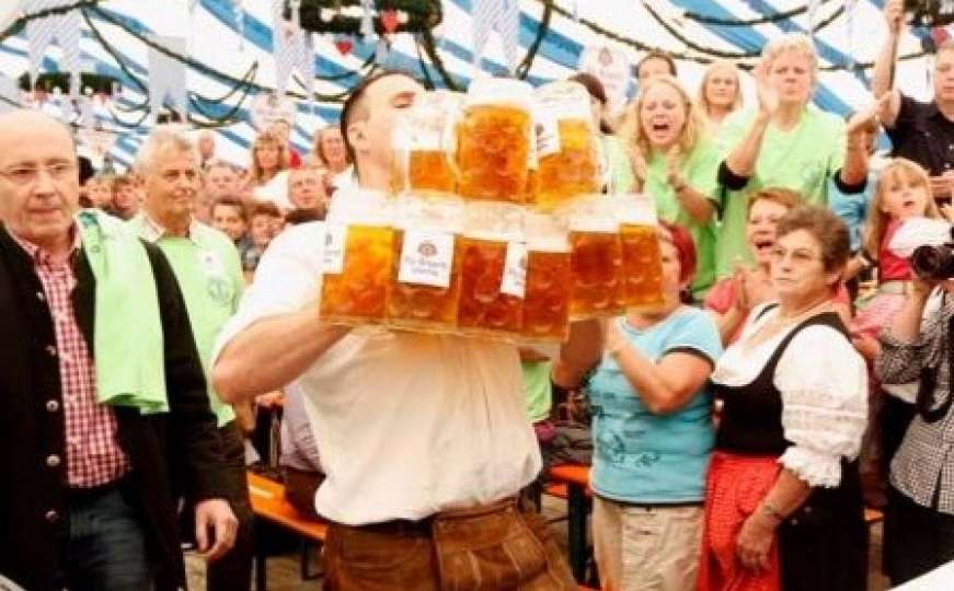 Konobar odjednom ponio 29 krigli piva i postavio novi svjetski rekord