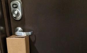 Kurir mu ostavio paket ispod kvake i zarobio ga u stanu