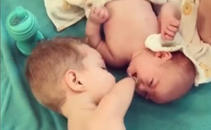 Kako dječačić bez ruku umiruje mlađeg brata 