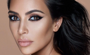 Kim Kardashian obnažena pozirala na stablu