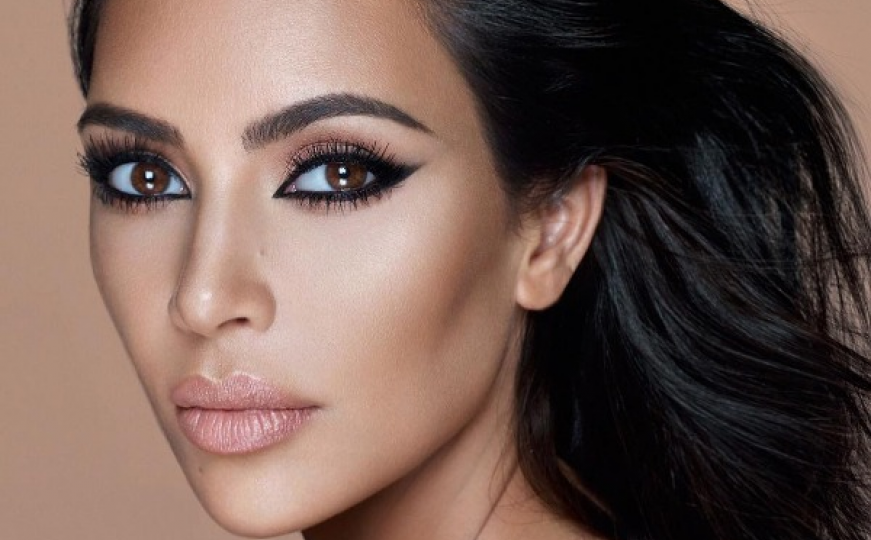 Kim Kardashian obnažena pozirala na stablu