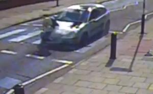 Vozač autom udario pješaka, pobjegao i ostavio ga da se grči na ulici