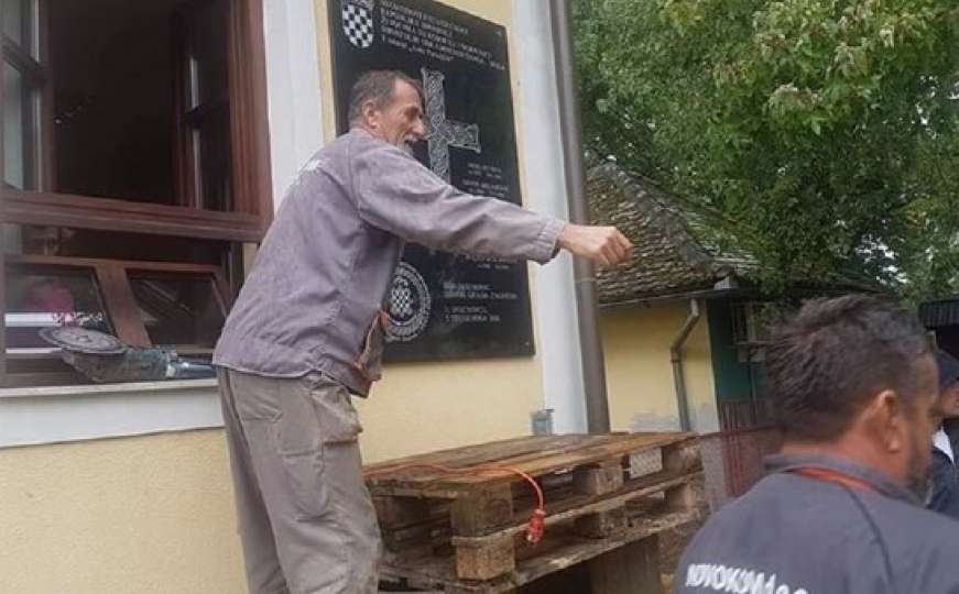 Jasenovac: Uklonjena spomen ploča sa natpisom: “Za dom spremni”