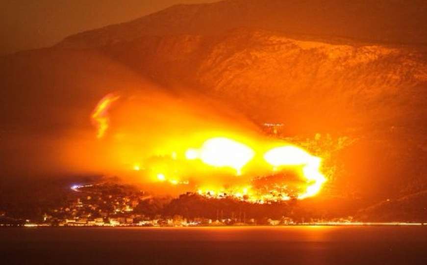 Požar ogromnih razmjera kod Omiša: Borba s vatrom 10 metara od kuća