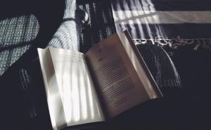 Pred spavanje uzmite dobru, staru knjigu