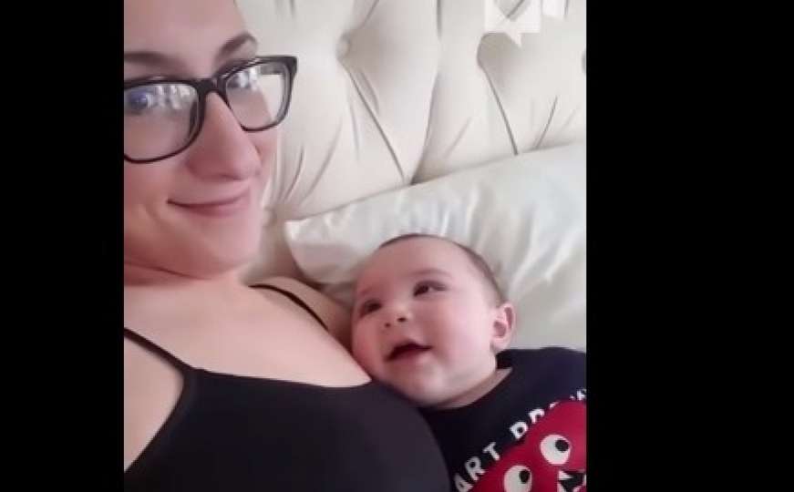 Najslađi video: Beba ni sekunde nije htjela skinuti pogled sa svoje mame