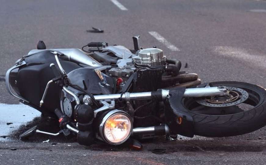 U teškoj nesreći poginuo motociklista, saobraćaj obustavljen