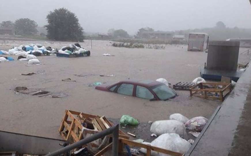 Potop u Zadru: Ulice potpuno poplavljene, veći dio grada ostao bez struje