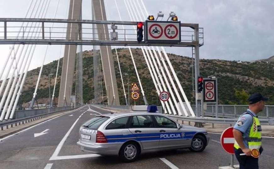 U Dubrovniku vjetar prevrnuo prikolicu s mosta