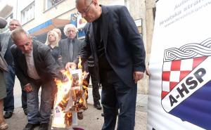 Autohtoni pravaši ponovno spalili primjerke sedmičnika "Novosti"