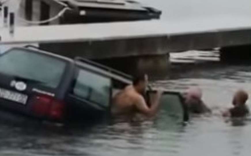 Objavljen snimak spašavanja vozača koji je autom sletio u more