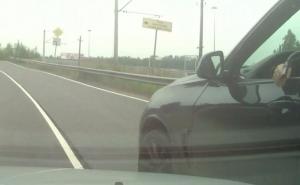 Ljut zbog propuštanja pješaka: Vozač BMW-a X5 potegao pištolj