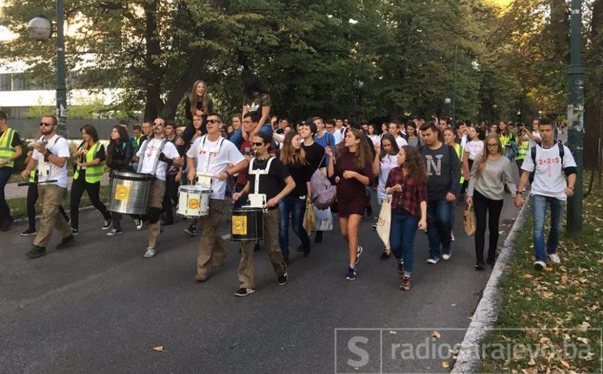 Defile mladih umjetnika Juventafesta u pratnji Sarajevo Drum Orchestra