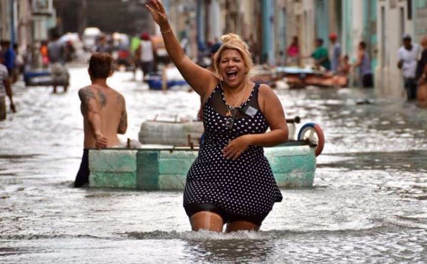 Ni uragan im ne može ništa: Kubanci plešu po poplavljenim ulicama