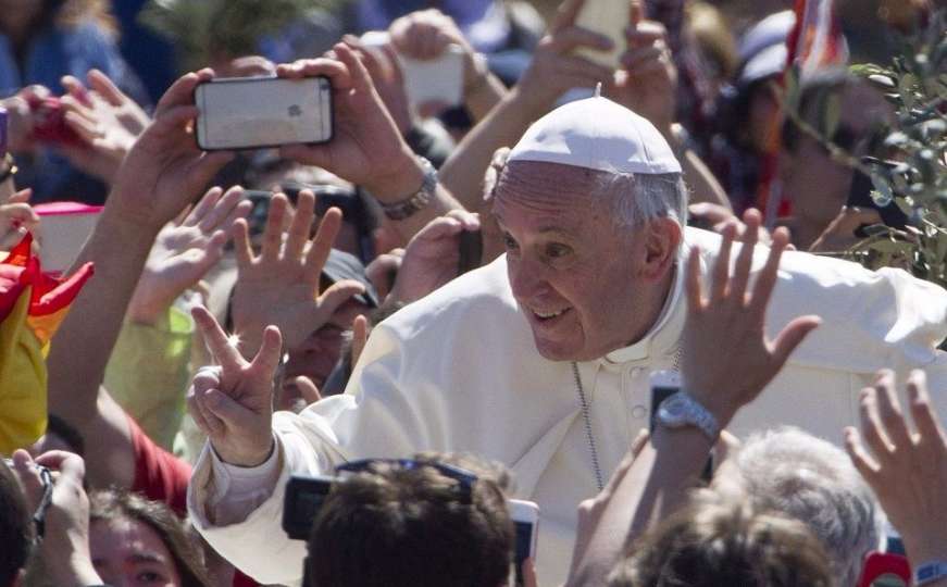 Papa Franjo dobio kravu na poklon