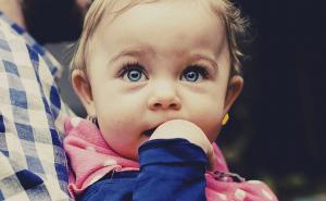 Zabavan video pokazuje koju boju očiju će imati vaša beba
