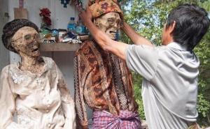 Selo živih mrtvaca: Iskopaju ih, operu i šetaju s njima