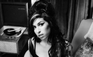 Amy Winehouse: Umrla pijući votku i smijući se vlastitim spotovima