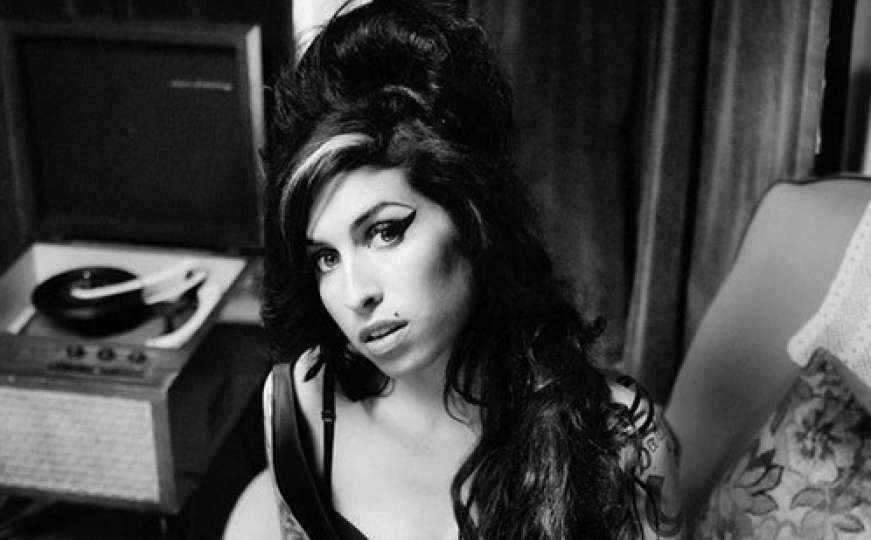 Amy Winehouse: Umrla pijući votku i smijući se vlastitim spotovima