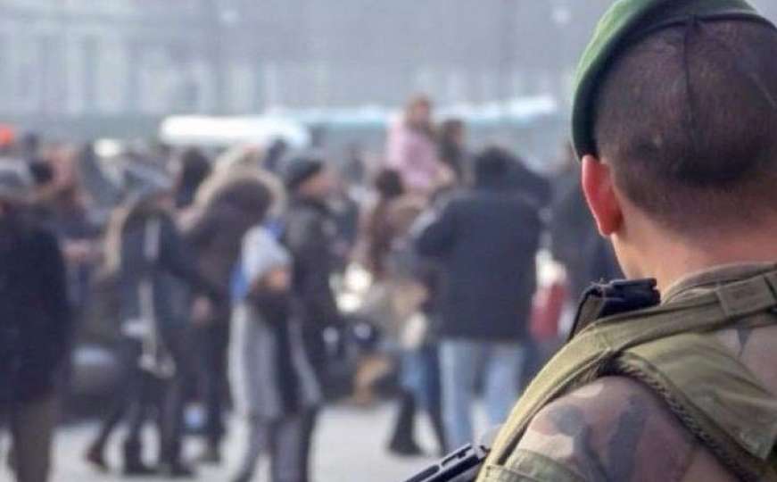 Vojnik napadnut u Parizu ispred metro stranice