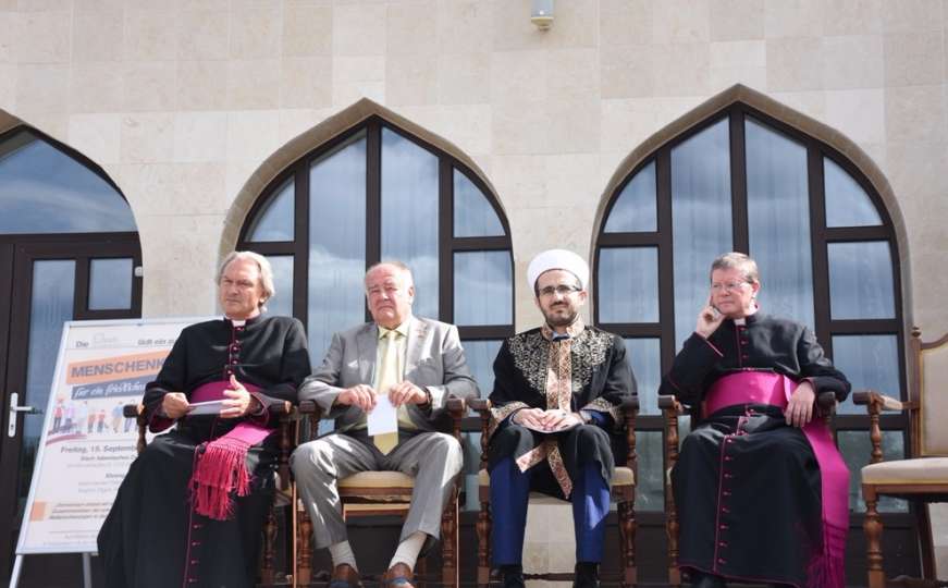 Pripadnici različitih vjerskih zajednica u Beču formirali "lanac mira"