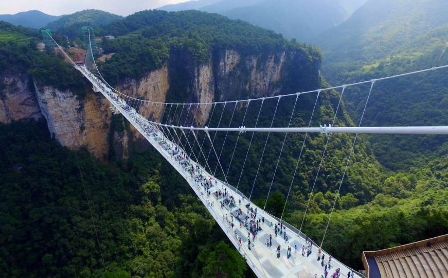 Kina: Hod po staklenom mostu na 120 metara visine