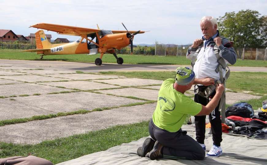 Hrabrost bez granica: Penzioner iz Dervente u 82. godini skočio sa padobranom