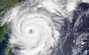Snažan tajfun pogodio jug Japana: Blokiran saobraćaj, strahuje se od cunamija