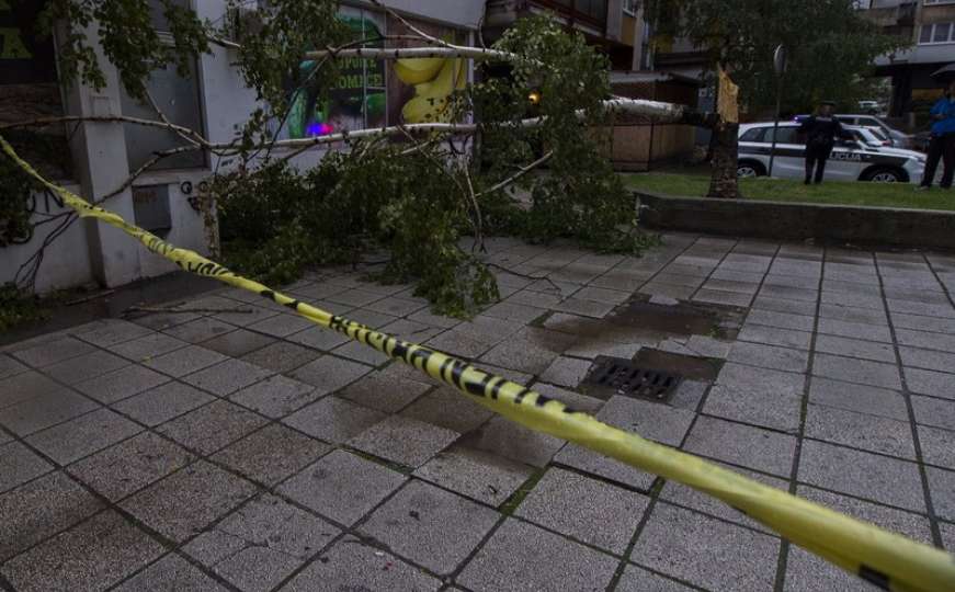 Olujno nevrijeme u Zenici: Porušena stabla, grmljavina i grad
