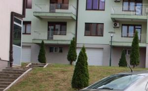 Građani uznemireni: Eksplodirali šahtovi u naselju Vrtovi sunca