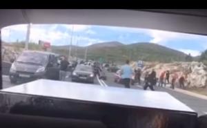 Uoči derbija Hajduka i Rijeke: Pogledajte brutalnu tuču navijača na autoputu