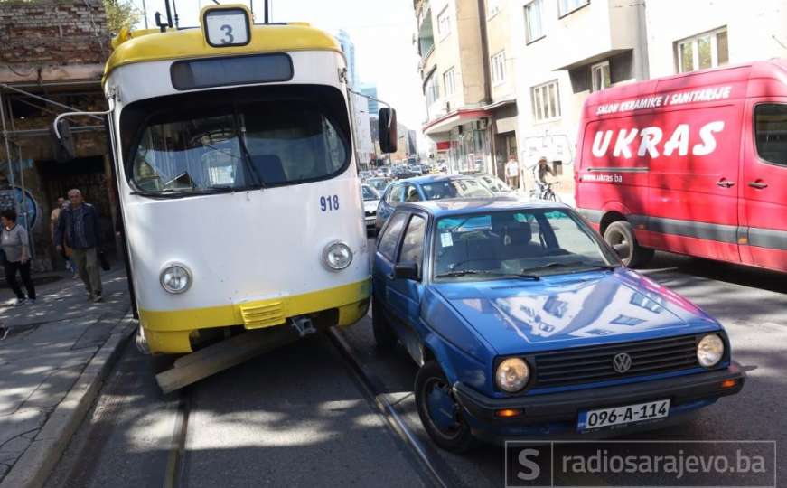 Sudar tramvaja i automobila na Skenderiji, obustavljen tramvajski saobraćaj