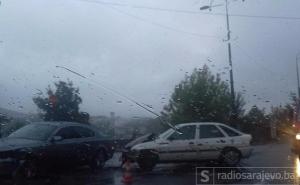 U sudaru dva automobila na Koševu povrijeđene dvije osobe