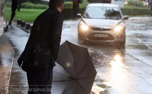 Kiša prouzrokovala probleme za pješake u Sarajevu, na Romaniji pao snijeg