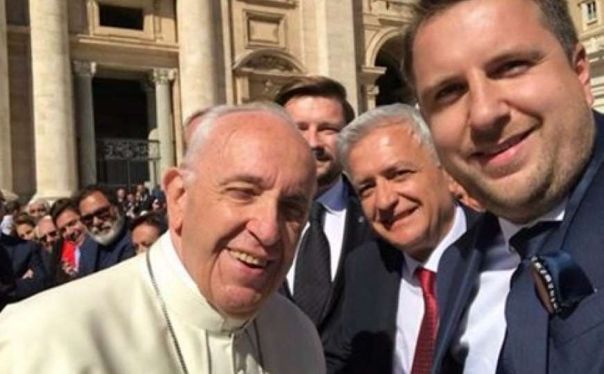 Nakon srdačnog sastanka: Skaka napravio selfie s papom Franjom