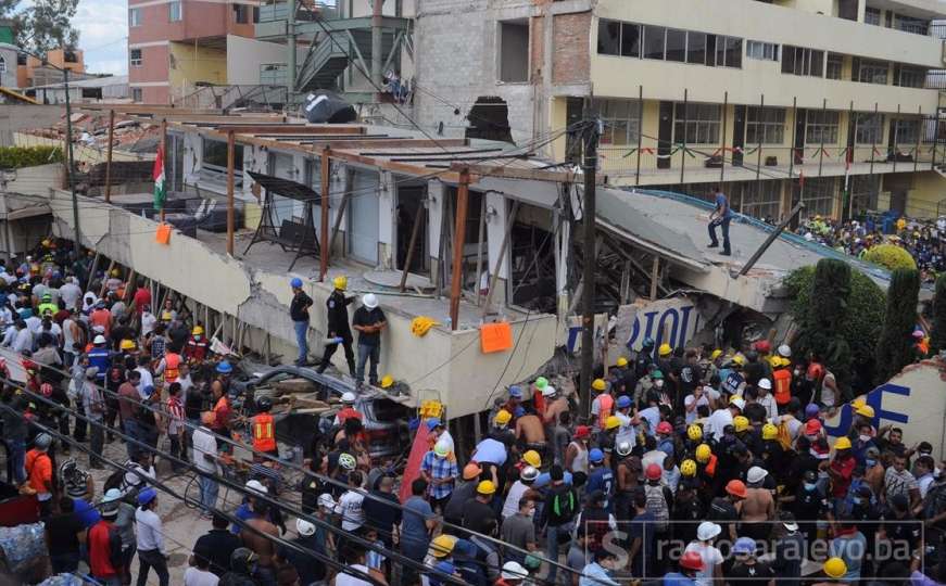 U zemljotresu u Meksiku poginulo 230 osoba, spasioci pretražuju ruševine
