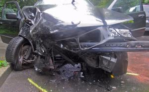 Vozač izgubio kontrolu nad vozilom, udario u drvo i poginuo