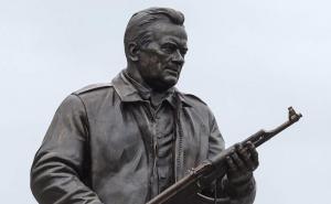 Kakav blam: Autor spomenika Mihailu Kalašnjikovu napravio nevjerovatnu grešku