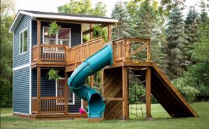 Tata kćerkicama napravio kuću za igranje 