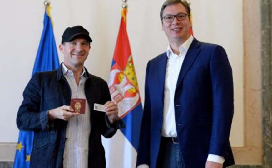 Oskarovac postao Srbin: Vučić uručio pasoš i ličnu kartu Ralphu Fiennesu