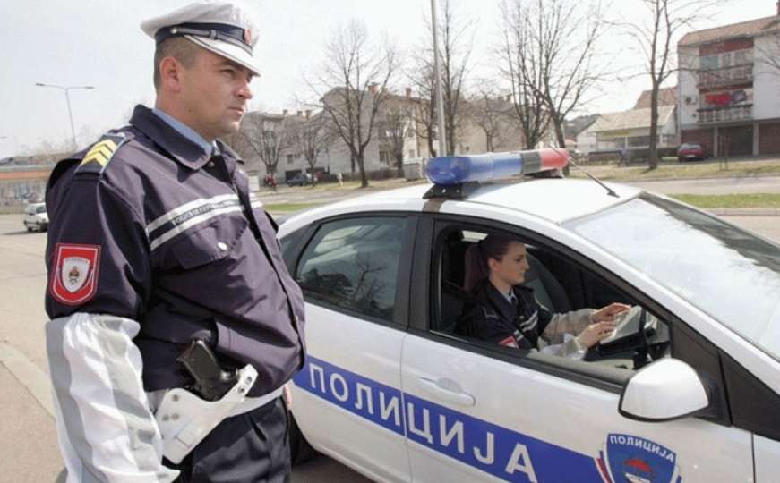 Nudio policajcima 50 KM da ne plati kaznu od 100 KM i ne ostane bez vozačke