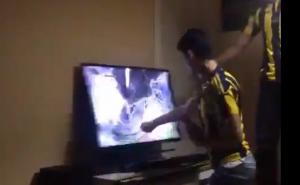 Šta bi tek bilo da su izgubili: Iznervirani navijač Fenerbahčea razbio televizor