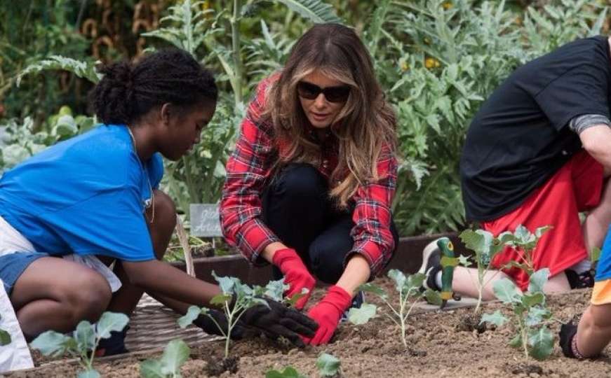 Melania Trump oduševila javnost: S djecom uređivala baštu i plijevila korov