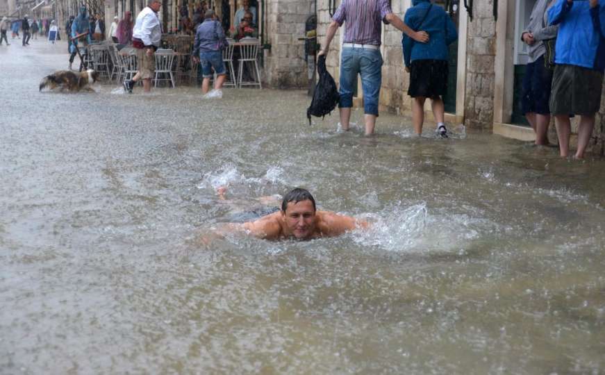 Kiša potopila Dubrovnik, a Čeh iskoristio priliku da zapliva Stradunom