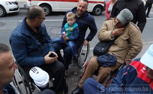 RVI paraplegičari FBiH na mirnim protestima ispred zgrade Parlamenta FBiH