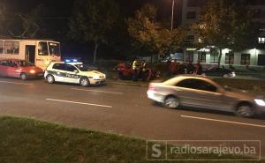 Automobil na krovu: Jedna osoba povrijeđena u saobraćajnoj nesreći na Otoci