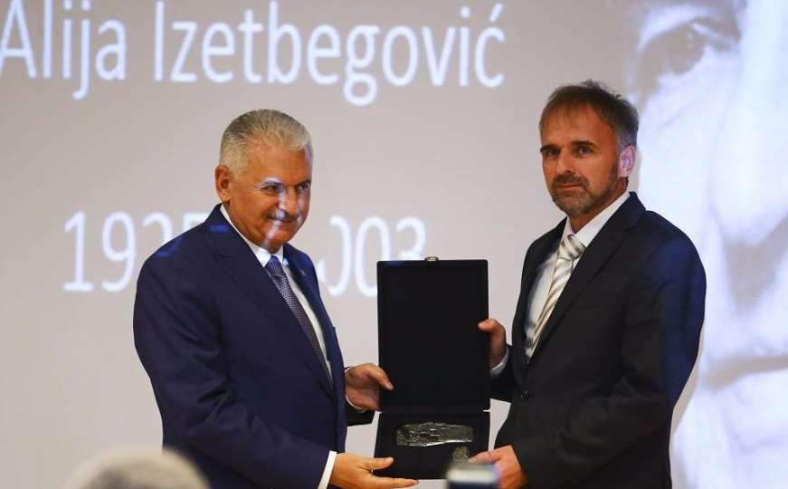 Posthumna nagrada A. Izetbegoviću: Nije dozvolio da njegov narod plati cijenu